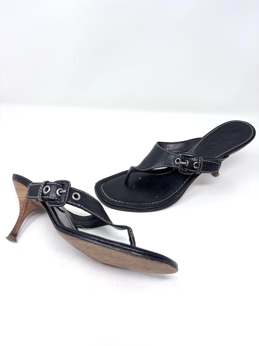 Vintage Prada Black Leather Thong Sandals Buckle T-Strap Kitten Heel size 39 - Picture 4 of 8